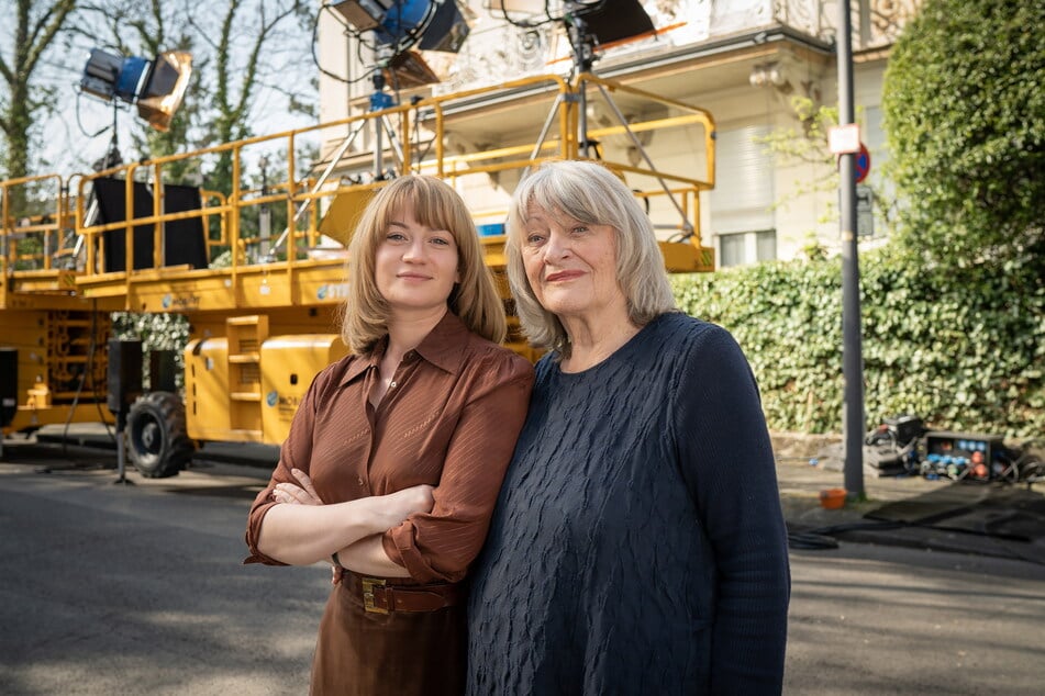 Alice Schwarzer (82, r.) traf bei den Dreharbeiten ihr Alter Ego, dargestellt von Nina Gummich (34).