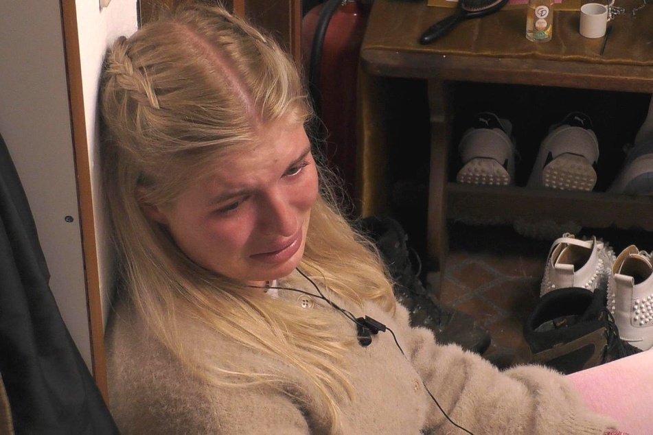 Wieder zurück im Sommerhaus bricht Antonia (22) in Tränen aus.
