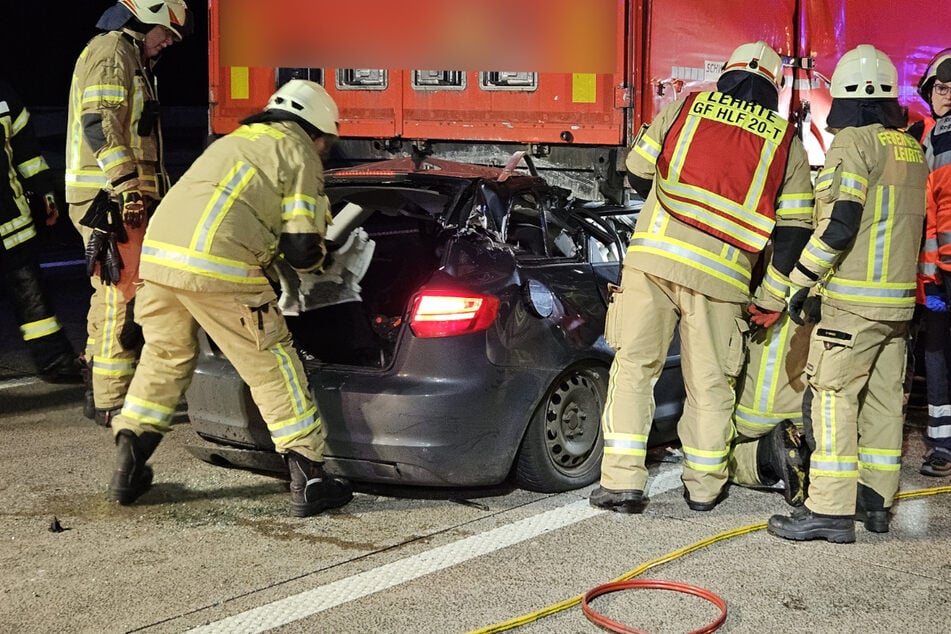 Die Feuerwehr musste die lebensgefährlich verletzte Frau aus ihrem Auto befreien.