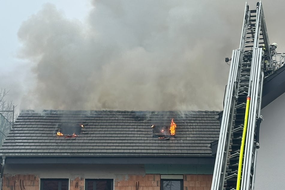 Über einen Rohbau auf den Dachstuhl weitete sich ein Brand im badischen Offenburg aus.