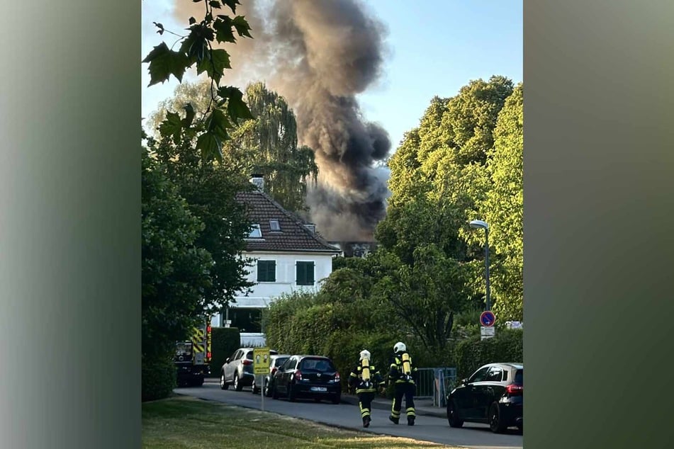 Aus einer leer stehenden Villa in Wuppertal stieg am Mittwochabend eine noch immer sichtbare Rauchwolke auf. Die Feuerwehr rückte zum Großeinsatz aus.