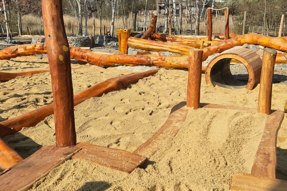 Das neue, barrierefreie Sandspielareal bietet durch einen unterfahrbaren Hochsandkasten kleinen und großen Rollstuhlfahrern die Möglichkeit, am Sandspiel teilzunehmen.