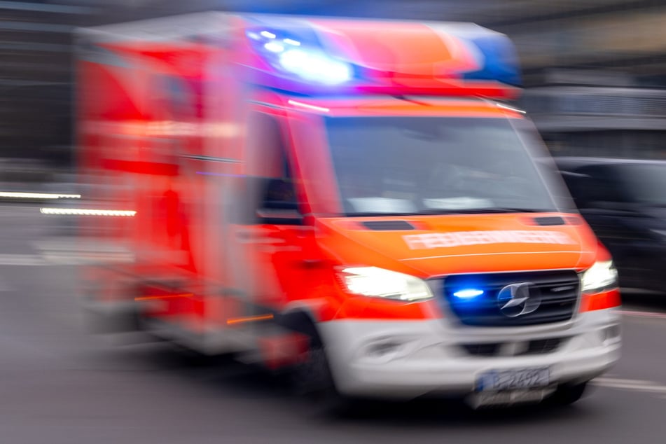 Schock an der Haltestelle: Autofahrer fährt an Bus vorbei und erfasst Kind