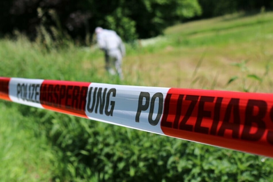 Die Polizei sichert Spuren auf einem Grundstück. (Symbolbild)