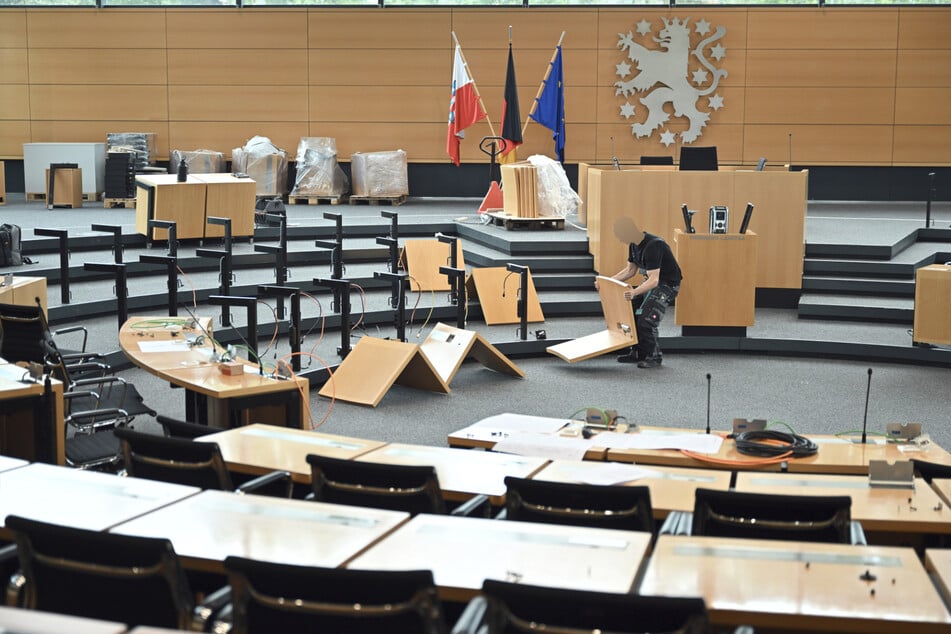 Handwerker arbeiten im Plenarsaal des Landtags, wo am 26. September die konstituierende Sitzung des 8. Thüringer Landtags stattfinden soll.