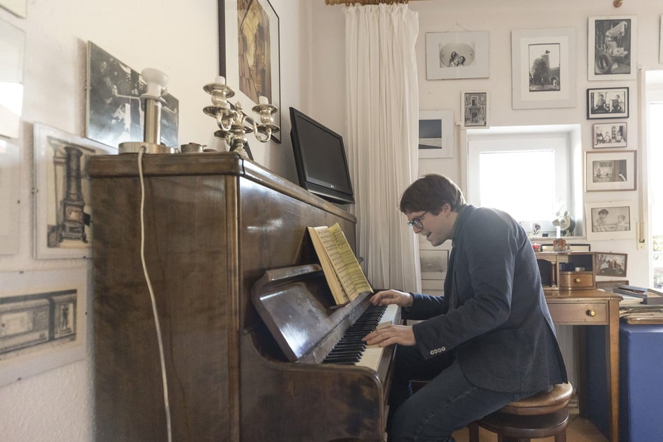 Pianist Friedrich Sacher (32) begleitet im Nebenzimmer den Chor am Klavier.