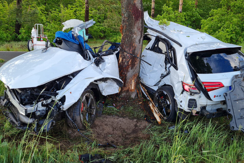 Audi kracht gegen Baum und zerbricht in zwei Teile: Fahrer (†52) tot