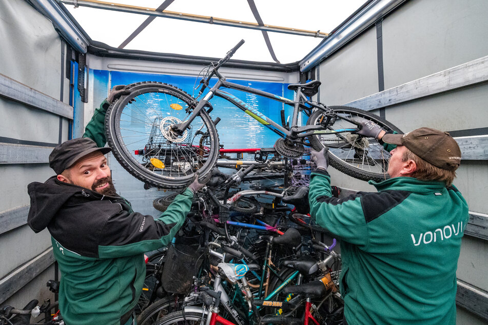 Daniel Noack (40, l.) und Andreas Becker (60) haben sich ein System ausgedacht, um alle 600 Fahrräder in den Sattelschlepper zu bekommen.