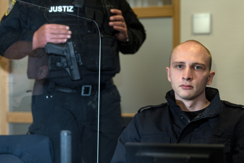 Der angeklagte Stephan Balliet sitzt zu Beginn des zweiten Prozesstages im Landgericht.