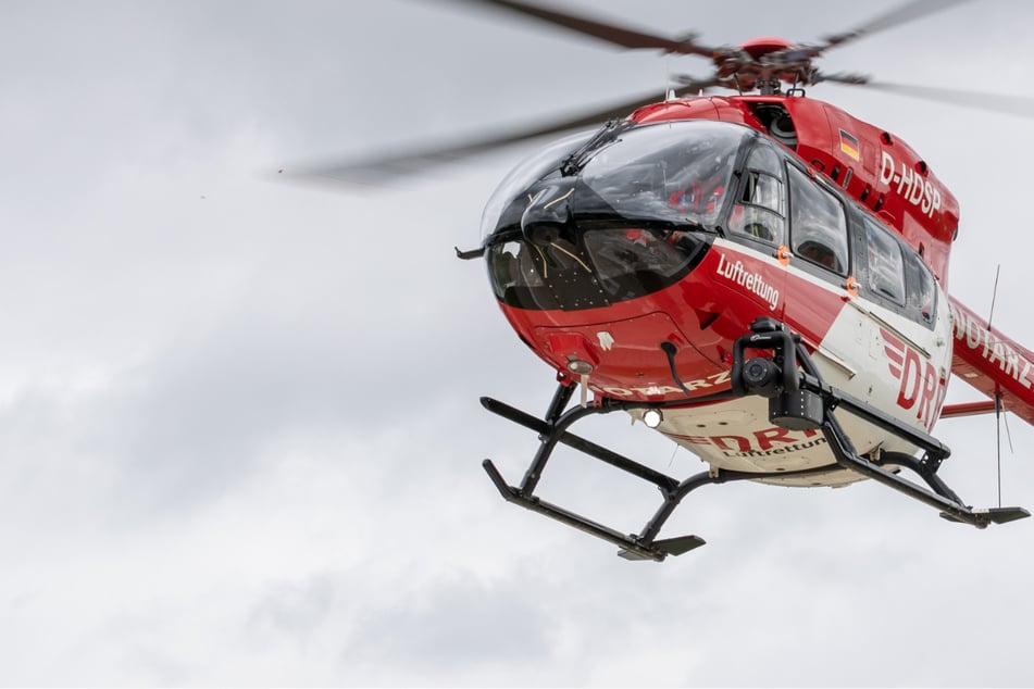 Flammen rufen Feuerwehr auf den Plan: Verletzter mit Hubschrauber in Klinik geflogen