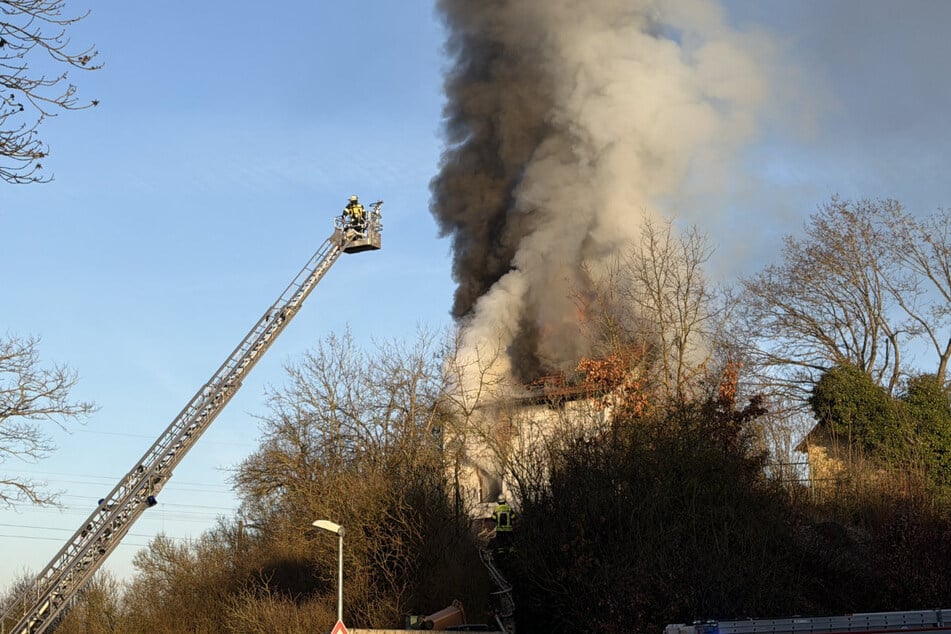 Im Landkreis Weißenburg-Gunzenhausen ist am Freitag ein Wohnhaus in Vollbrand geraten.