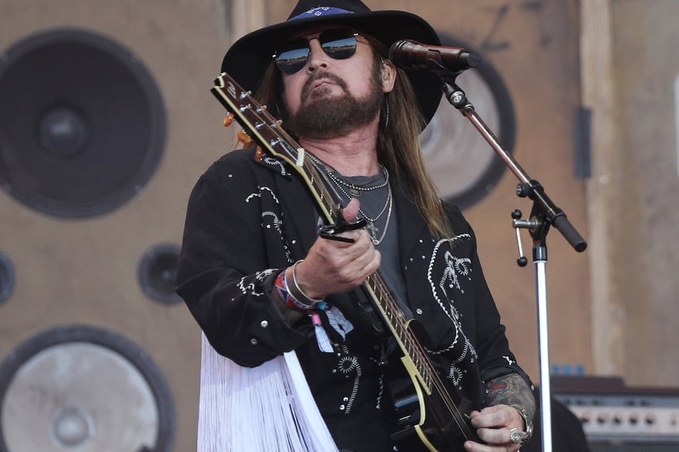 Billy Ray Cyrus (63) gratulierte seiner neuen Flamme ebenfalls auf Instagram.