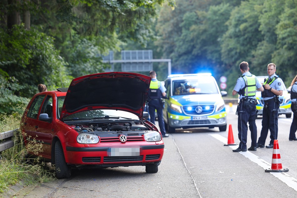 Die Polizei fand den roten VW Golf verunfallt auf dem Standstreifen der L418.