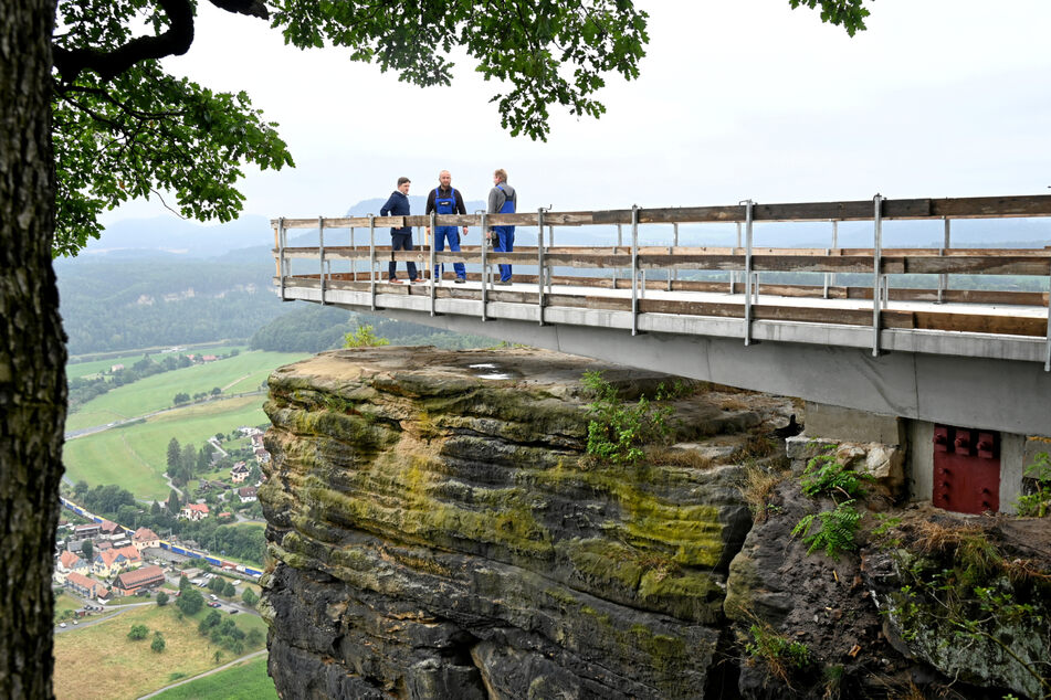 Der "schwebende Steg" ist fast fertig: Ende des Jahres sollen auch Touristen wieder den Blick von Sachsens schönster Aussicht wieder genießen dürfen.