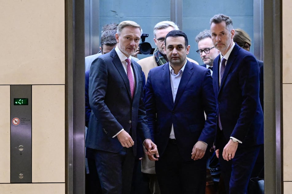 Wollen Sie auch nach unten? FDP-Chef und Ex-Bundesfinanzminister Christian Lindner (45, l.) ist am Mittwochabend vom Bundeskanzler gefeuert worden.