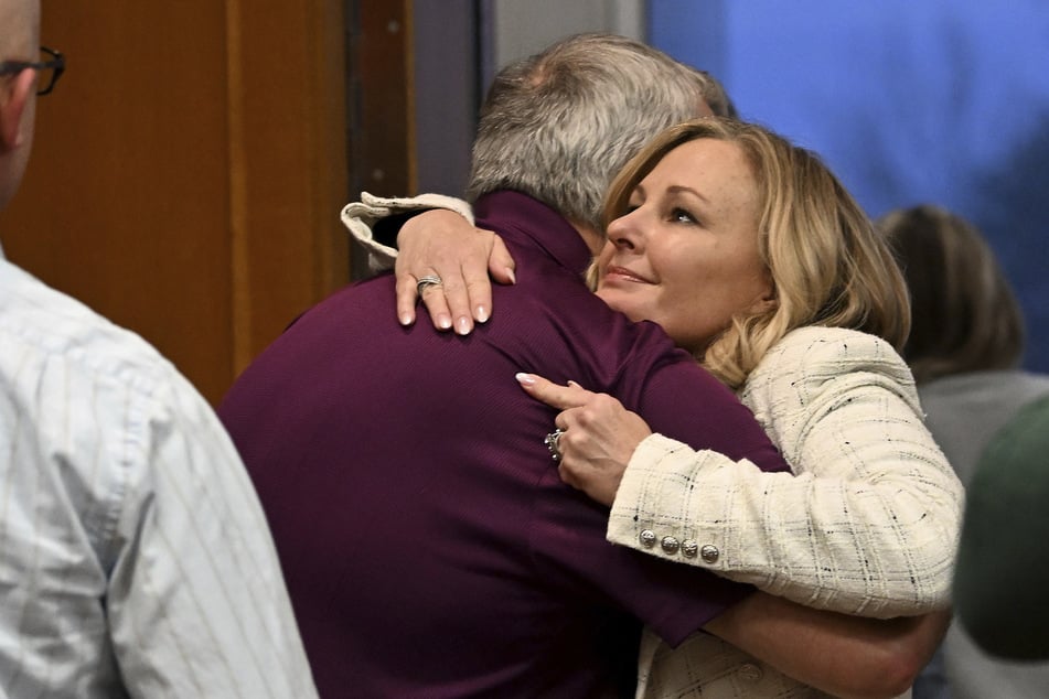 Karen McDonald, Staatsanwältin von Oakland County, umarmt Steve St. Juliana, den Vater eines Opfers des jugendlichen Todesschützen an der Oxford High School, nach dem Schuldspruch gegen James Crumbley.