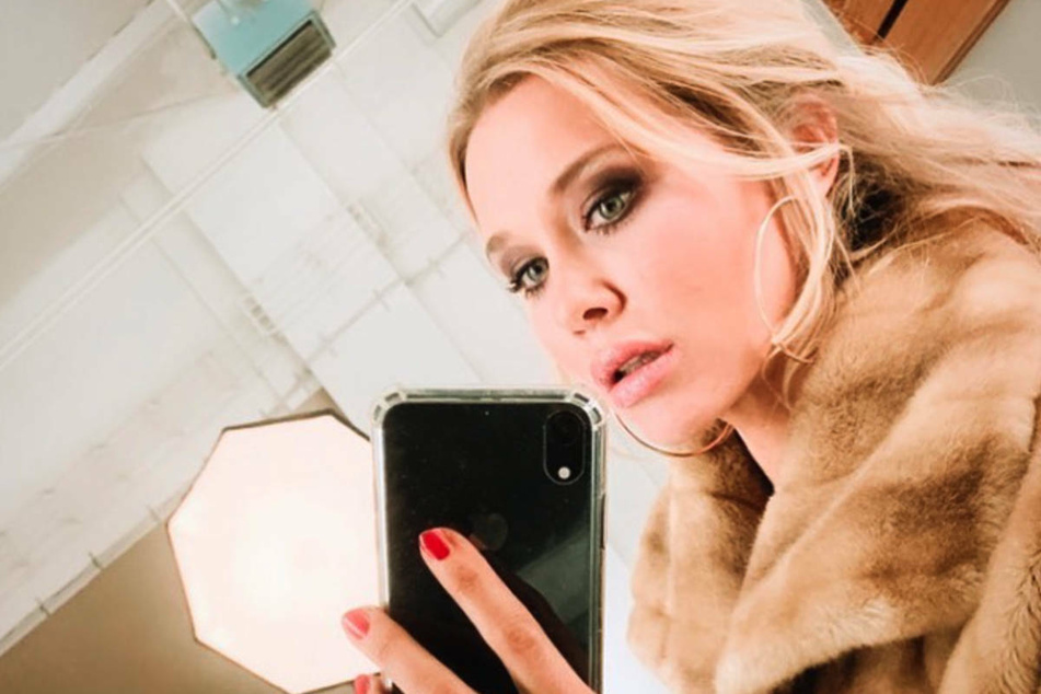 Gemeinsam mit Freundin Sophia Thomalla hat Laura Karasek (39) den Podcast "Künstliche Intelligenz" ins Leben gerufen.