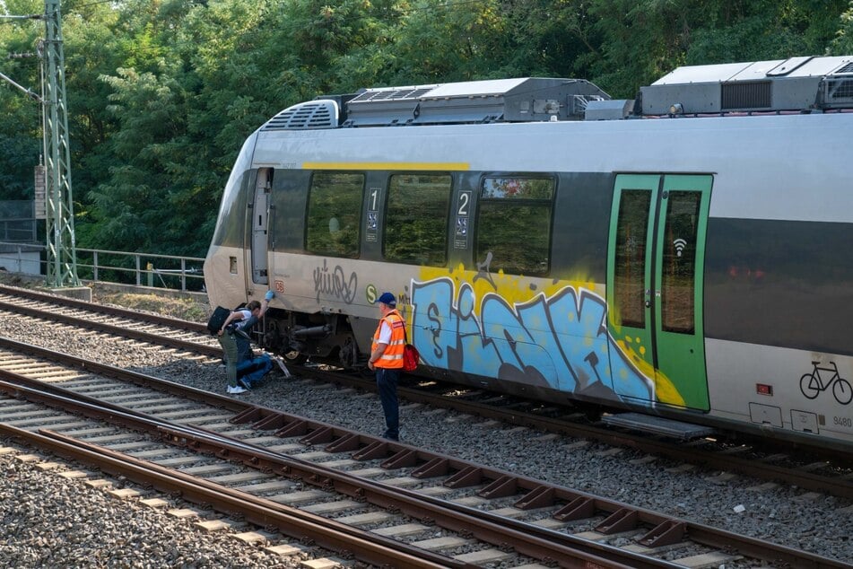 Unweit des Haltepunkts "Leipzig MDR" wurde eine Person von einem Zug erfasst. Die Kripo sicherte Spuren an der S-Bahn.
