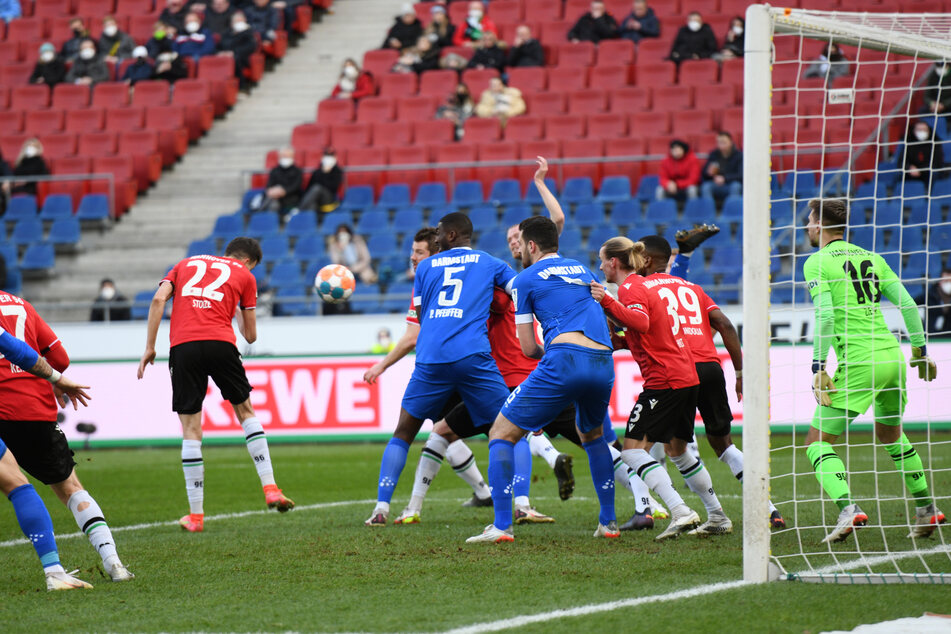 Unglücksrabe Sebastian Stolze (2.v.l.) trifft hier nach einem Eckball ins eigene Tor zum 1:0-Zwischenstand für den SV Darmstadt 98.