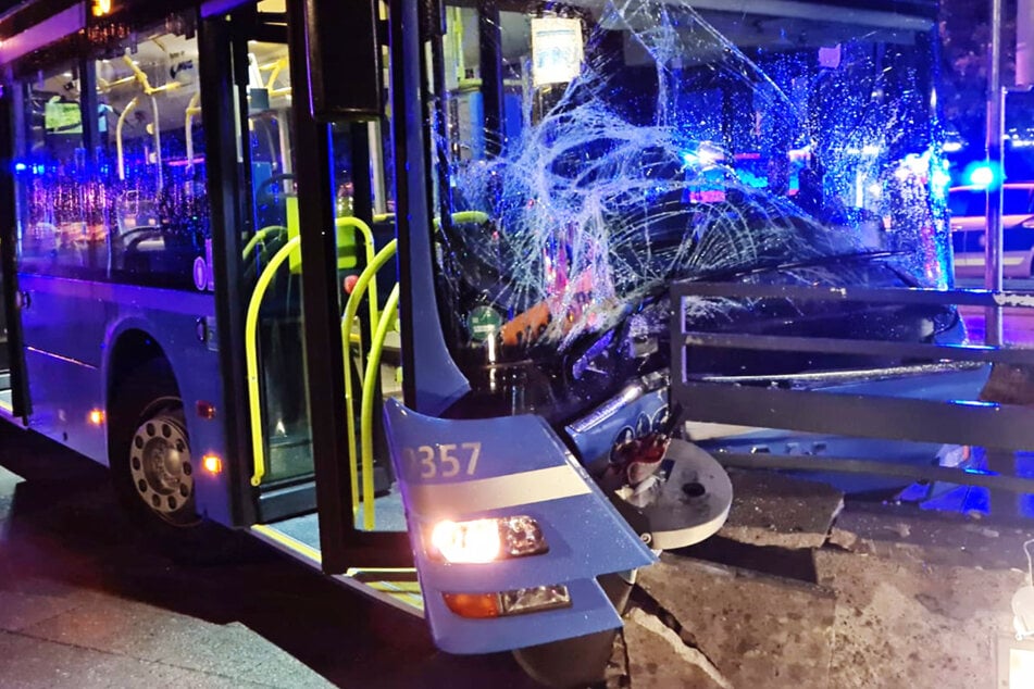 Frontal-Crash! BMW und Bus kollidieren, fünf Menschen in Kliniken gebracht