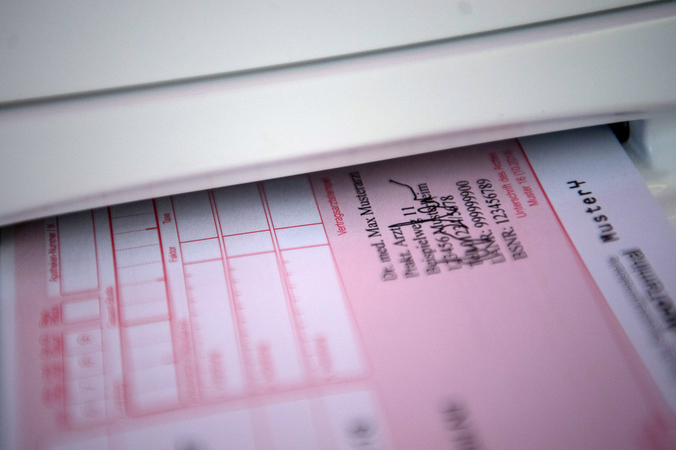 Ein Unbekannter hat sich in einer Leipziger Apotheke als Kurierfahrer ausgegeben und ist mit mehreren eingelösten Rezepten verschwunden. (Symbolbild)