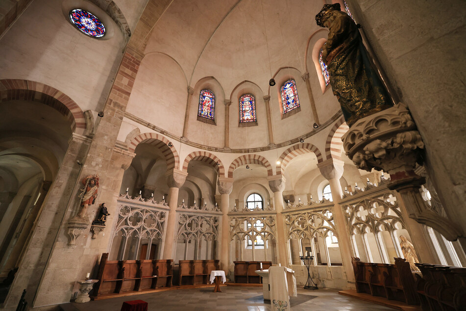 Der Chorraum in der Kirche St. Maria im Kapitol: In diesem Winter sollen Kölner Kirchen aufgrund der Energiekrise nicht mehr beheizt werden.