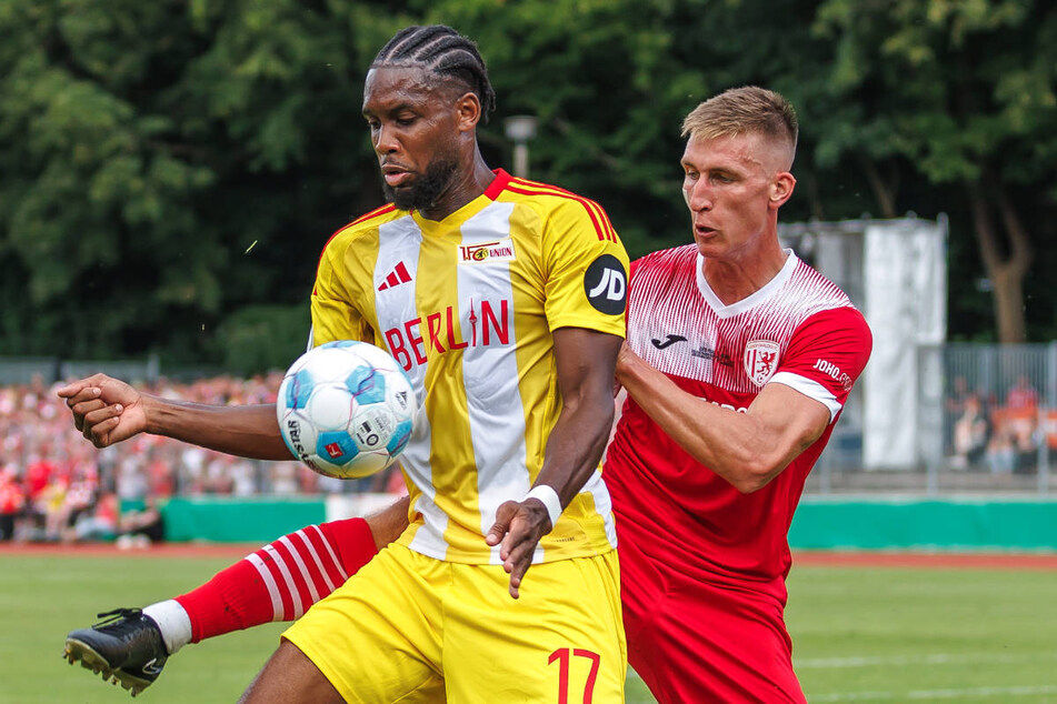 Jordan (28, l.) ist im DFB-Pokal gegen den Regionallisten Greifswalder FC wirkungslos geblieben.