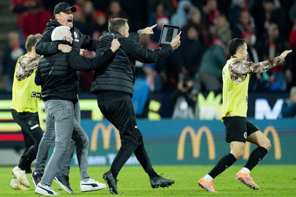 Unmittelbar nach dem Ausgleich kennt der Jubel auf der Gästebank kein Halten mehr.