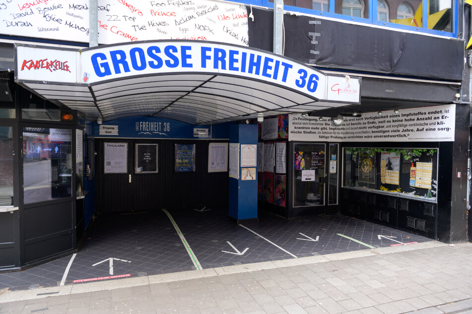 Auch vor der "Großen Freiheit 36" hängen solche Plakate.