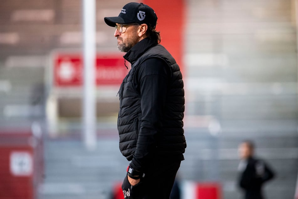 Energie-Trainer Pele Wollitz (60) hat diese Woche viel Zeit, an Inhalten zu arbeiten.