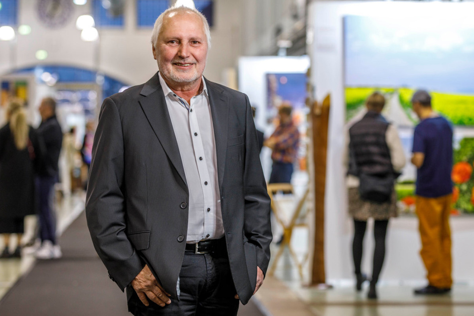 Noch schaut er sich nur um: Messe-Chef Ulrich Finger (67) auf der Kunstmesse "NEUE ArT" im Ostragehege.