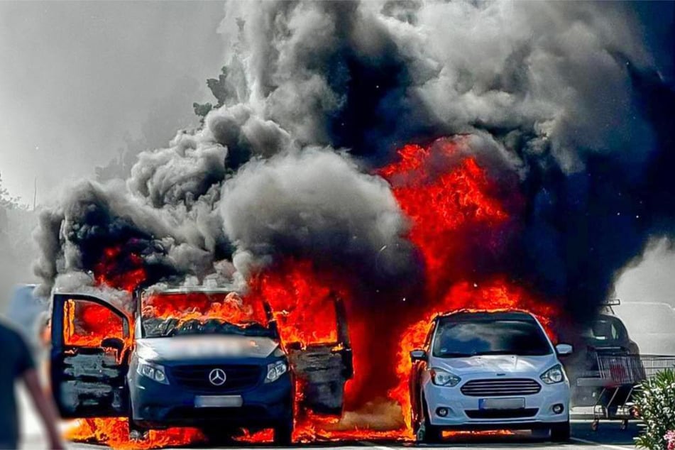 Beide Fahrzeuge wurden durch den Brand erheblich beschädigt.