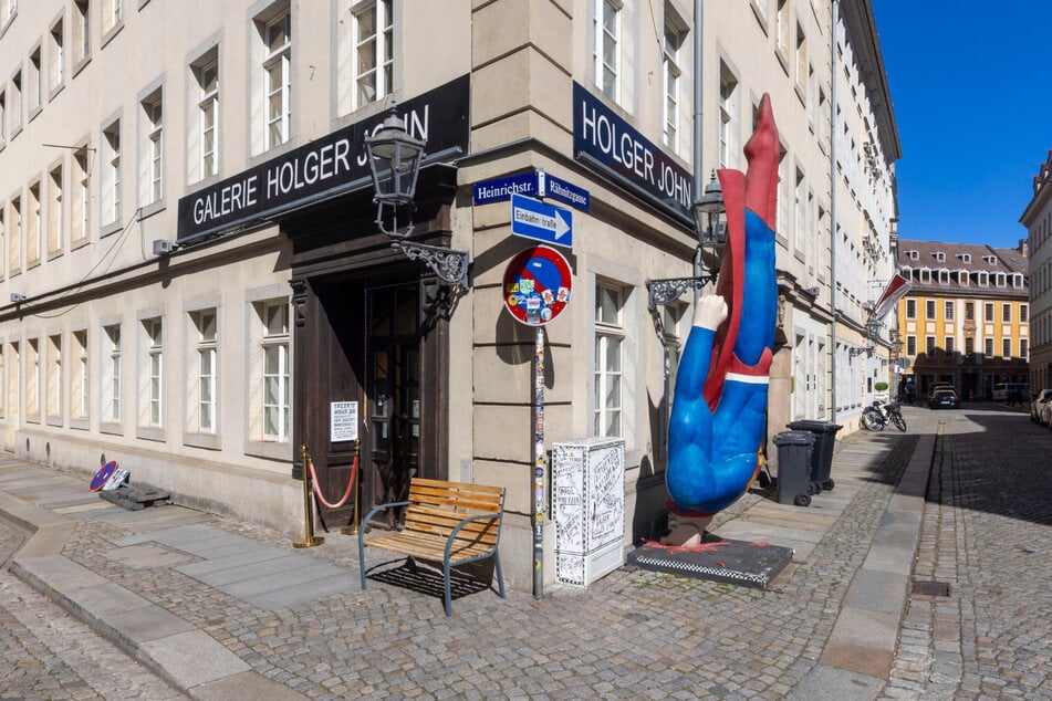 Die Galerie Holger John stellt derzeit "66 x John" mit Zeichnungen von Holger John aus.