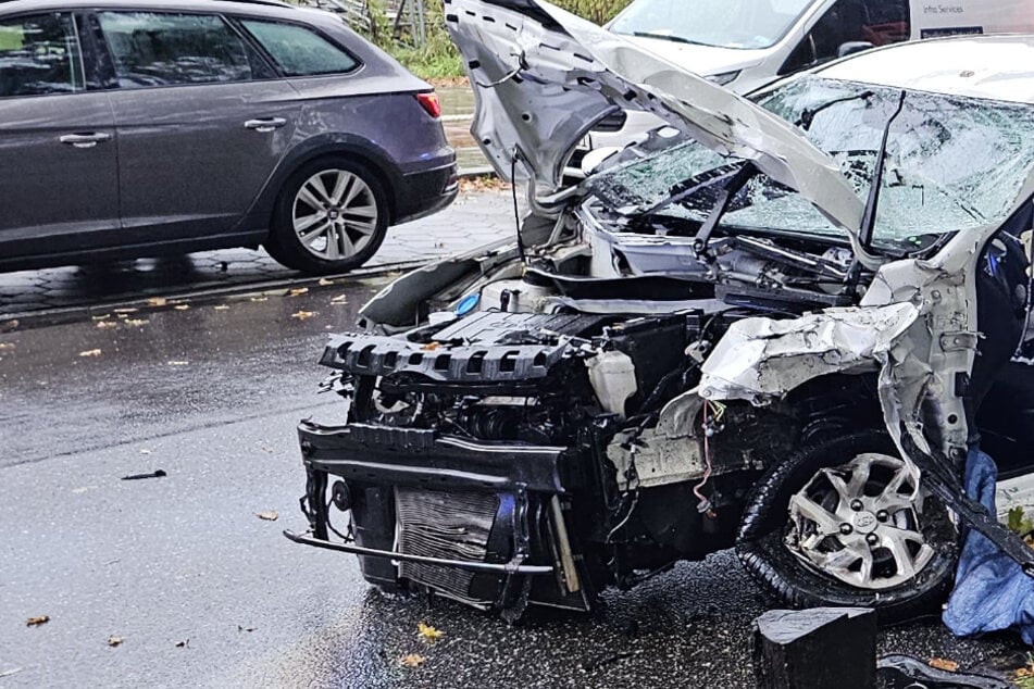 Schwerer Crash: Frau muss von Feuerwehr aus Wrack befreit werden