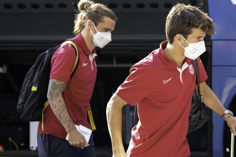 Antoine Griezmann (30, l.) und Riqui Puig (21, r.) sind beim Trainingslager auch mit dabei.