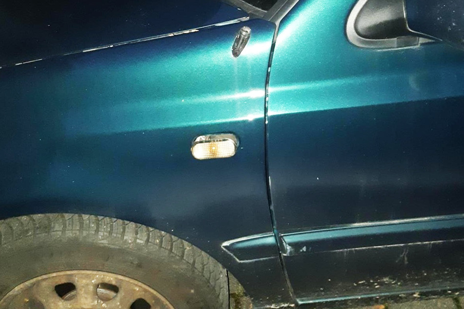 Der Blinker auf der Fahrerseite wurde herausgerissen, eine Antenne abgebrochen.