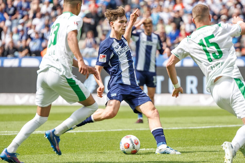Kennet Eichhorn (16, M.) ganz cool: Im Fallen trifft er zum 1:0.
