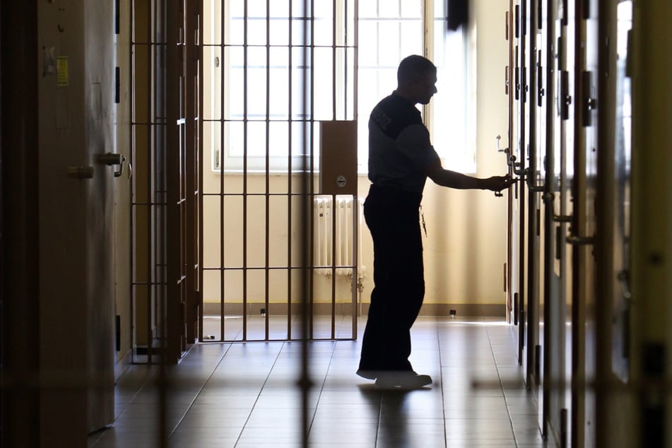 Ein Justizbediensteter in der Justizvollzugsanstalt Leipzig.