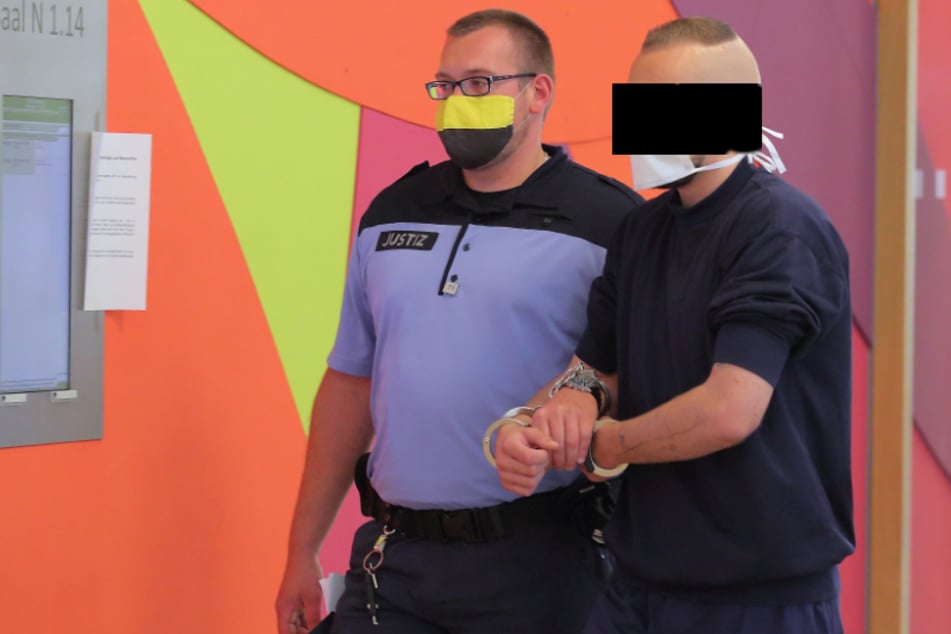 Erik O. (32) wurde nicht nur in Handfesseln in den Saal gebracht. Zur Sicherheit wurden ihm im Prozess auch noch Fußfesseln angelegt.