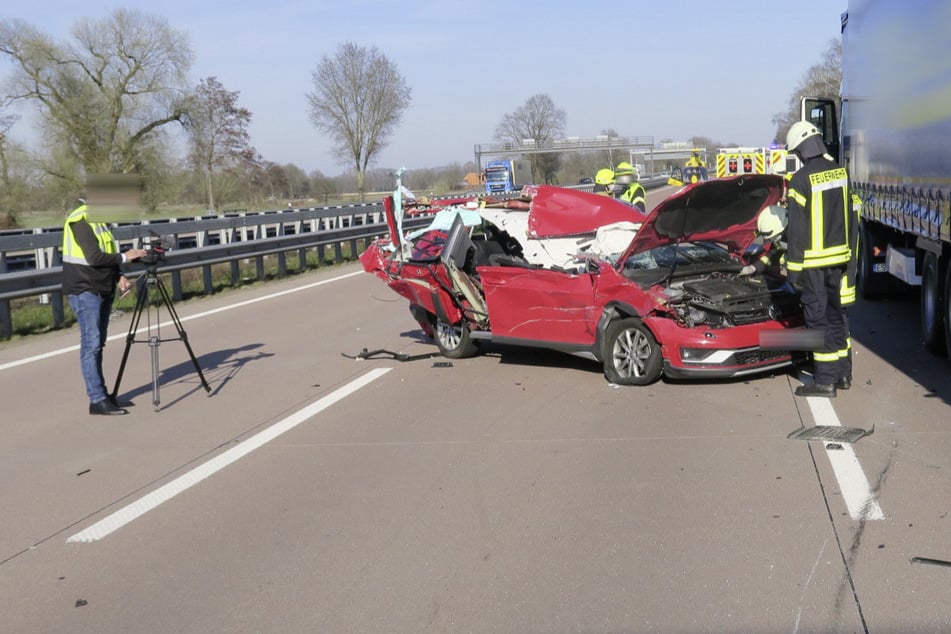 Unfall A1: Auto kracht in Stauende und kollidiert mit Sattelzug: Fahrer schwer verletzt