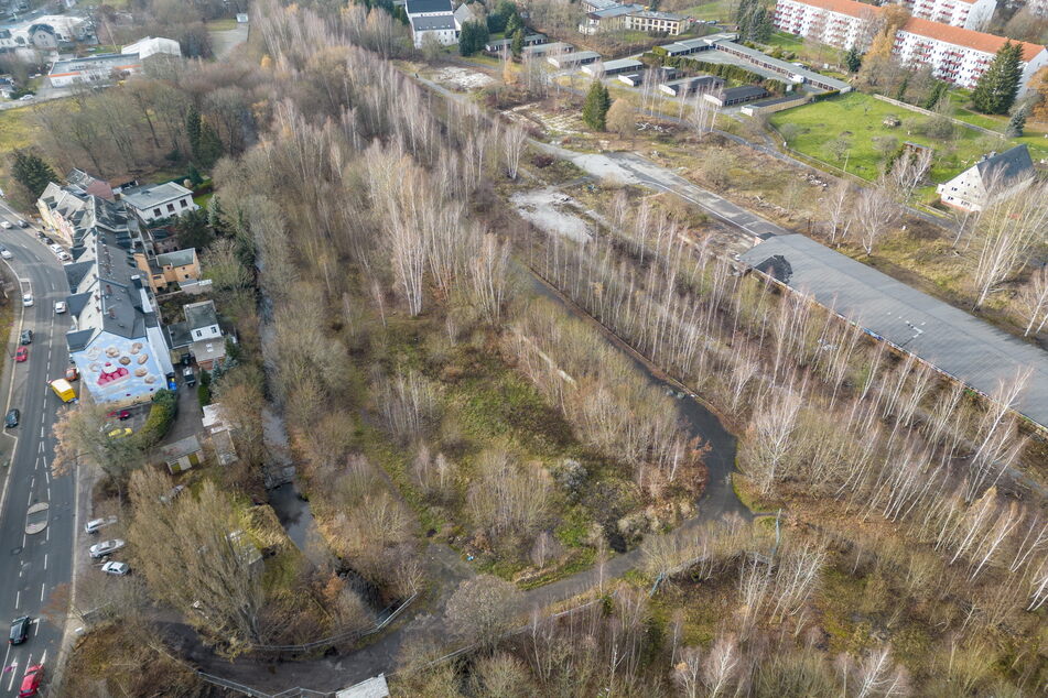 Eine Luftaufnahme vom Dezember 2022 zeigt das Gelände des ehemaligen Güterbahnhofs in Chemnitz-Altendorf. Hindurch fließt der Pleißenbach.
