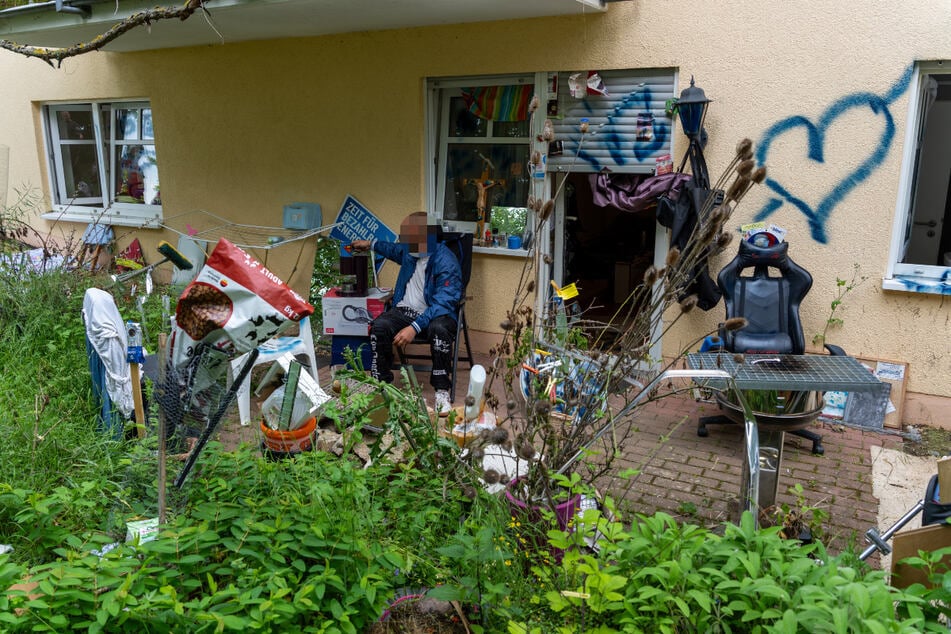 In seinem Wohnort Ulla sorgt er unter den Anwohnern für Angst und Schrecken.
