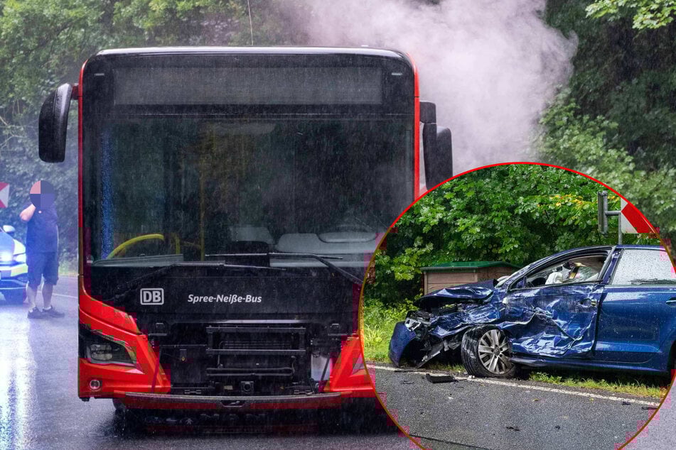 Bus und VW kollidieren in Rechtskurve: 69-Jähriger schwer verletzt