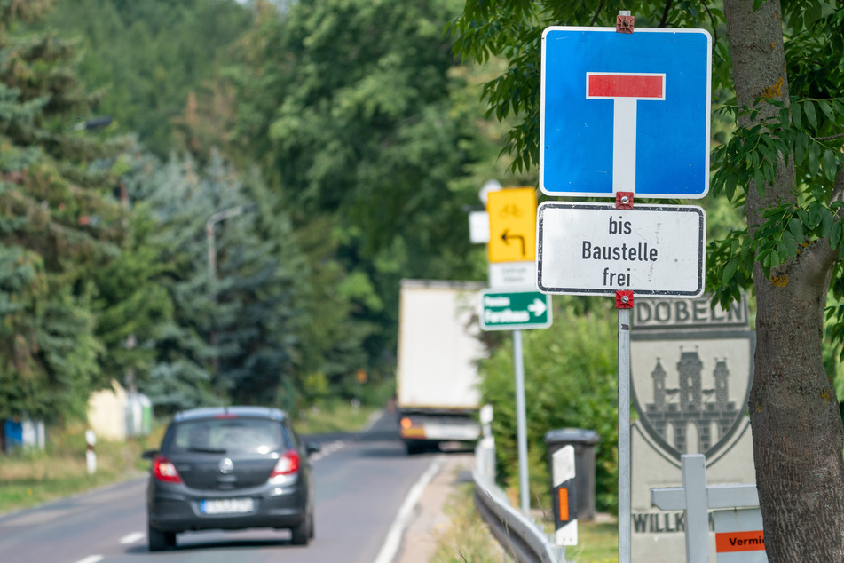 Die Umleitung ist bereits ausgeschildert. Ab Montag wird die Roßweiner Straße in Döbeln aufgebuddelt.