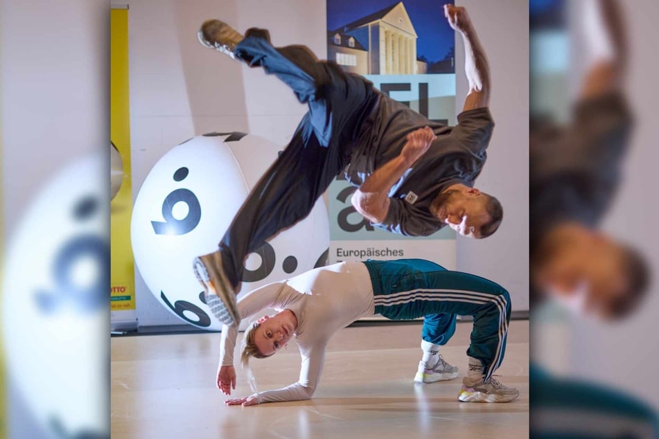 Breakdance trifft auf zeitgenössischen Tanz: Felix Rossberg (39, Saxonz) tanzt mit Cindy Hammer von der "go plastic company".