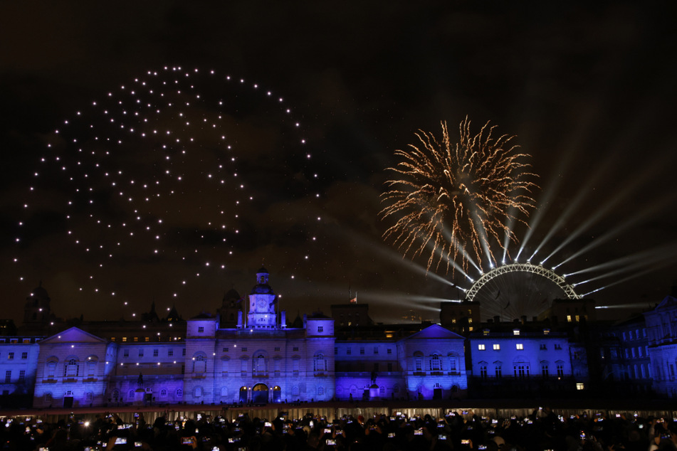 Eine Drohnen-Lichtshow bildeten in Gedenken an die im September gestorbene Queen das Profil von Elizabeth II. in den Nachthimmel über London.