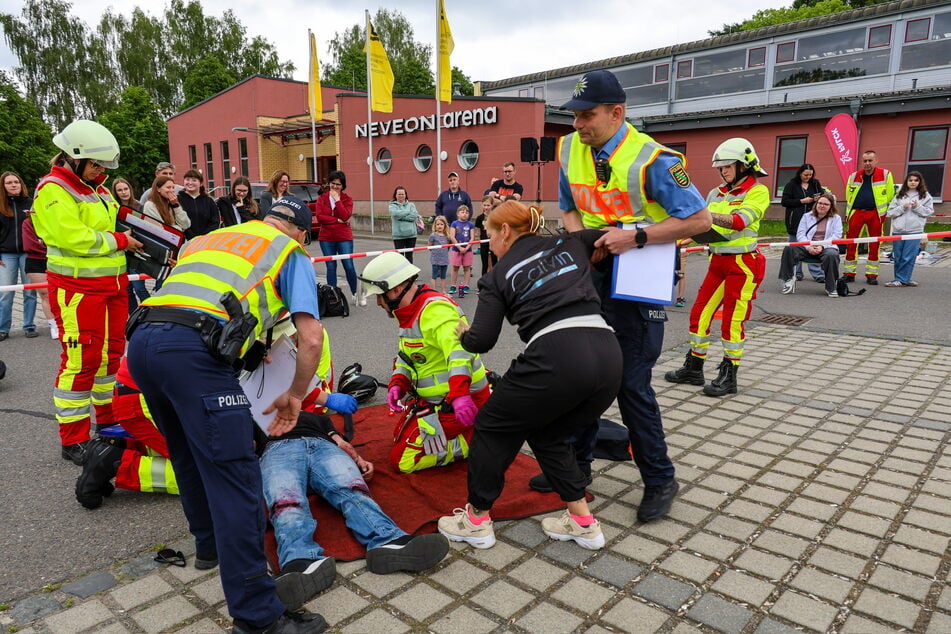 Bei einer Übung wurde ein Unfall mit einem Motorradfahrer simuliert. Auch seine "Mutter" tauchte aufgebracht am Unglücksort auf.