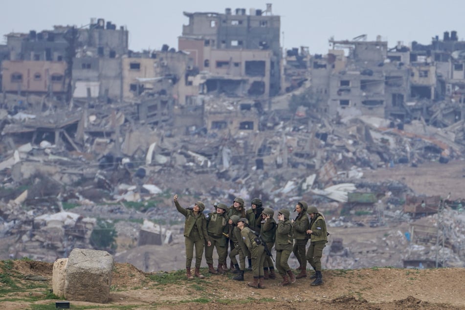 Israelische Soldatinnen fotografieren sich an der Grenze zum Gazastreifen. Einige ihrer "Kollegen" sind durch unangemessene Äußerungen, ungerechtfertigten Einsatz von Gewalt oder Plünderungen negativ aufgefallen.