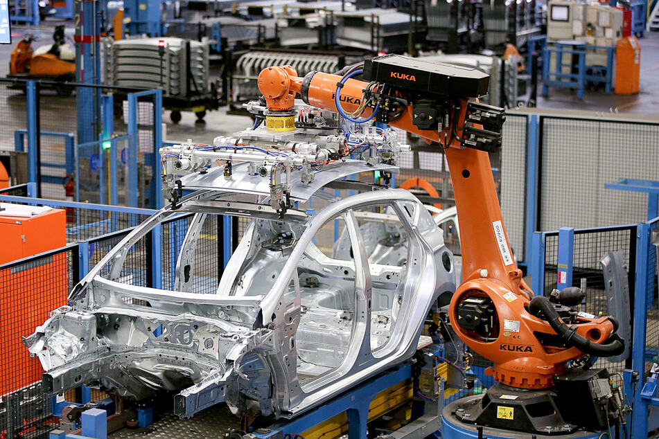 Roboter bauen im Ford-Werk in Köln eine Karosserie zusammen.