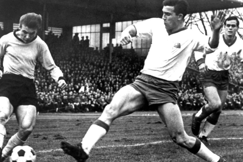 Der Dortmunder Flügelstürmer Reinhard "Stan" Libuda (l.) kommt vor den Berliner Gegenspielern Hans-Günter Becker (M.) und Wolfgang Neumann (r.) an den Ball. (Archivbild)
